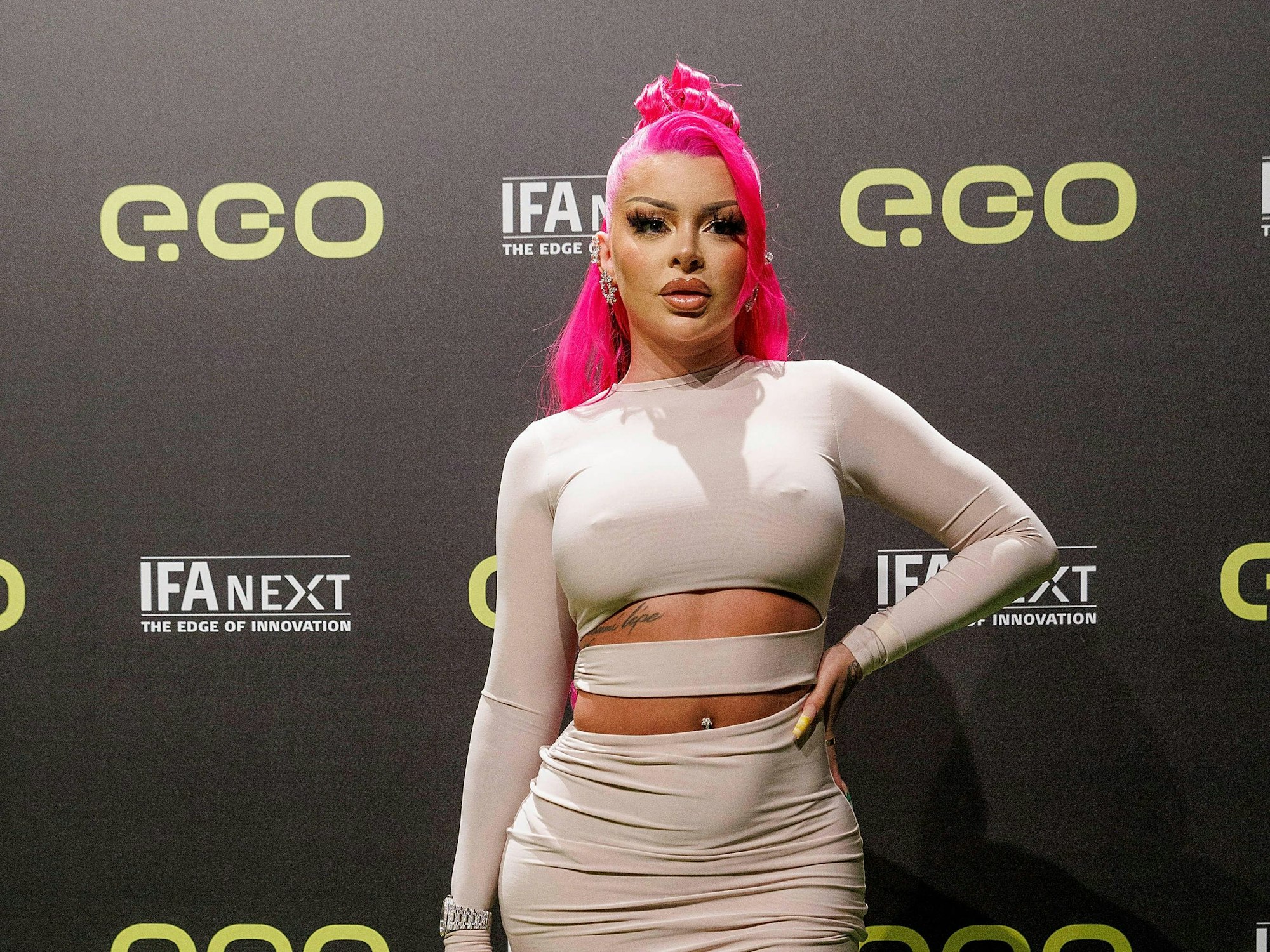 Katja Krasavice auf dem roten Teppich vor der Präsentation des neuen Elektroautos e.wave X von Next.e.GO Mobile SE, einem deutschen Hersteller von Elektrofahrzeugen, im Kraftwerk Berlin.