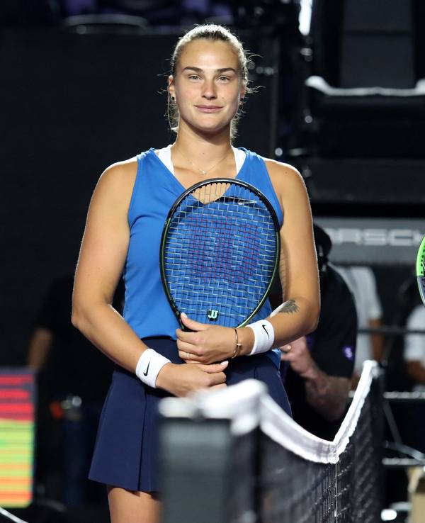 Aryna Sabalenka und Paula Badosa posieren vor einem Match für die Kameras.