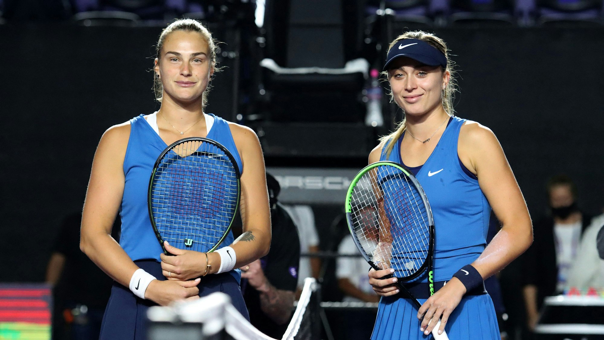 Aryna Sabalenka und Paula Badosa posieren vor einem Match für die Kameras.