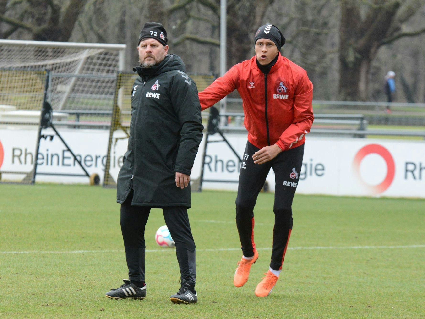 Davie Selke wartet hinter Steffen Baumgart auf eine Flanke.