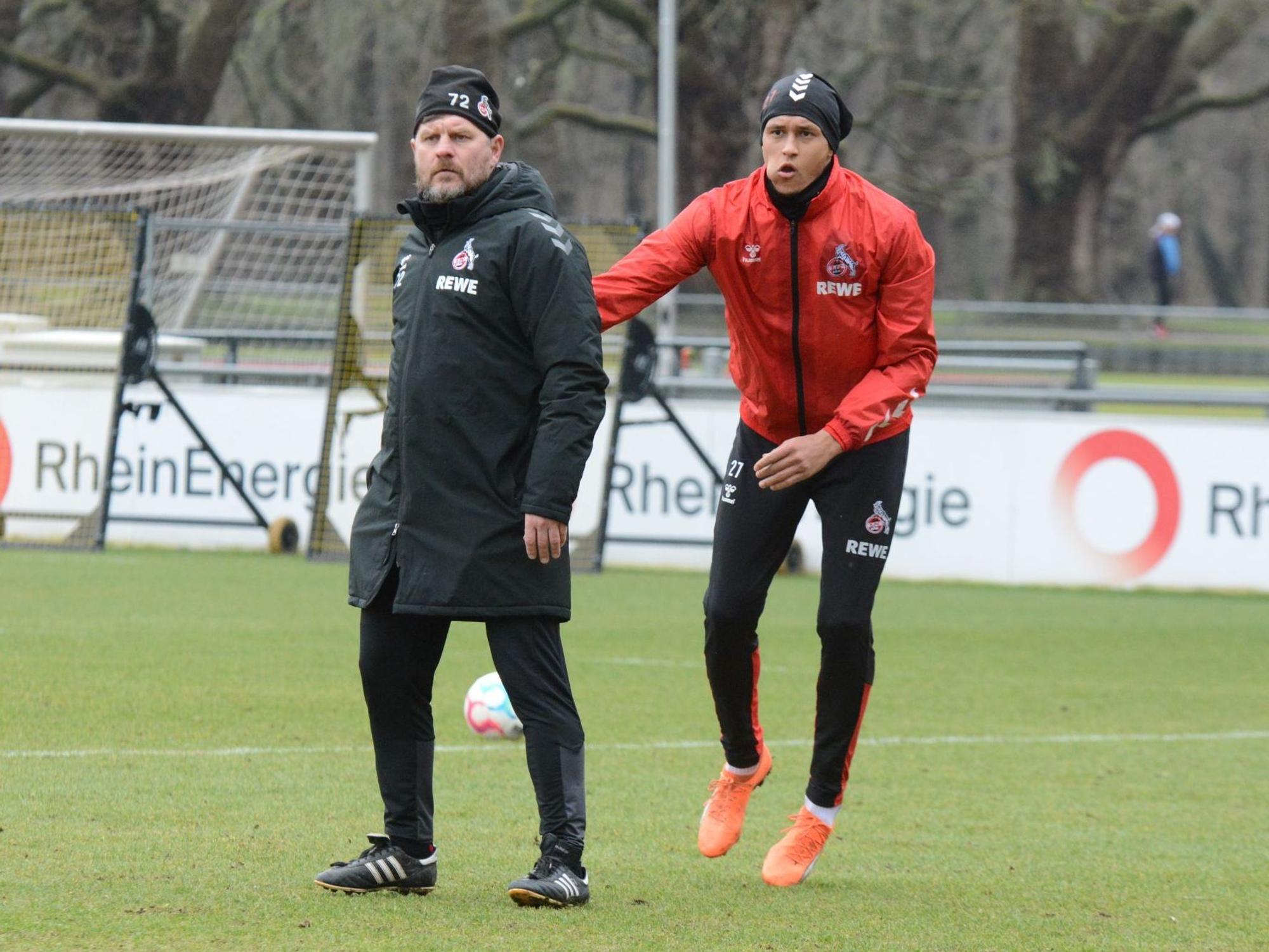 Davie Selke wartet hinter Steffen Baumgart auf eine Flanke.