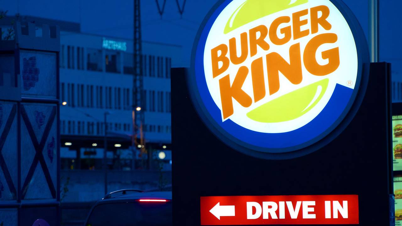Die Einfahrt zum Drive-in-Schalter einer „Burger King“-Filiale in München Neuaubing.
