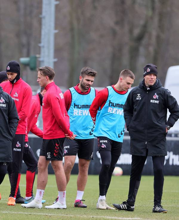 Steffen Baumgart steht mit seinem Team des 1. FC Köln auf dem Trainingsplatz.