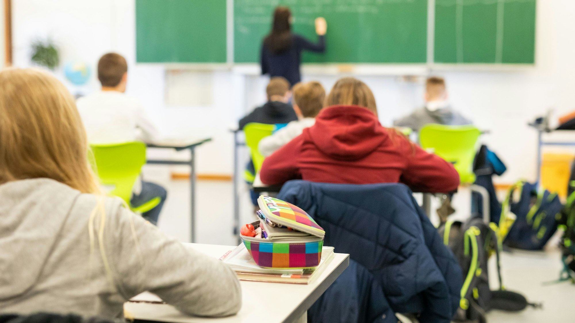 Schülerinnen und Schüler sitzen während des Unterrichts in unserem Symbolbild ihrem Klassenzimmer. Die Lehrerlaubnis soll nicht mehr ans Privatleben der Religionslehrkräfte gekoppelt sein