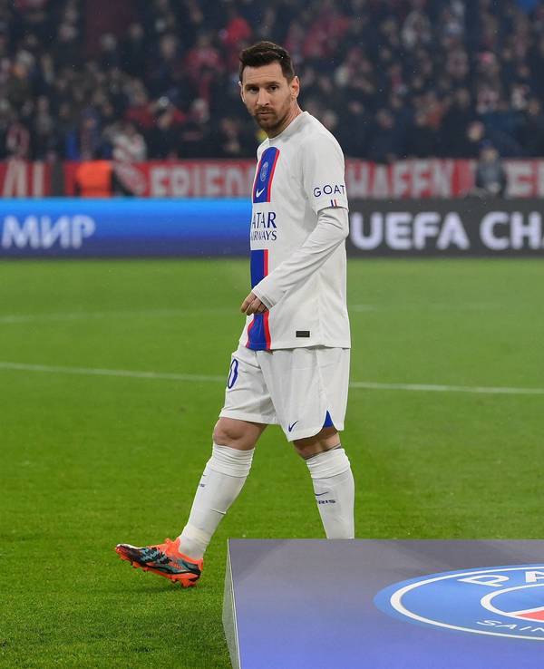 Lionel Messi geht vor dem Achtelfinal-Rückspiel in München an einem Aufsteller mit dem Logo von Paris Saint-Germain vorbei.