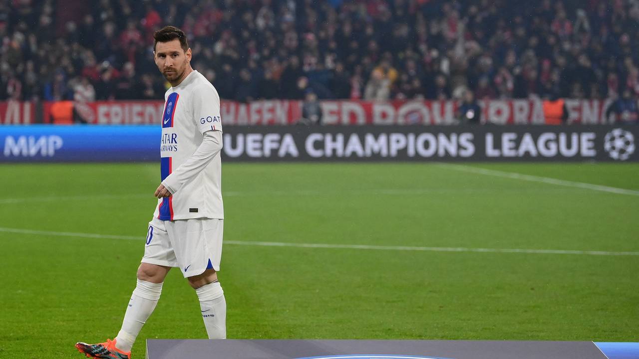 Lionel Messi geht vor dem Achtelfinal-Rückspiel in München an einem Aufsteller mit dem Logo von Paris Saint-Germain vorbei.