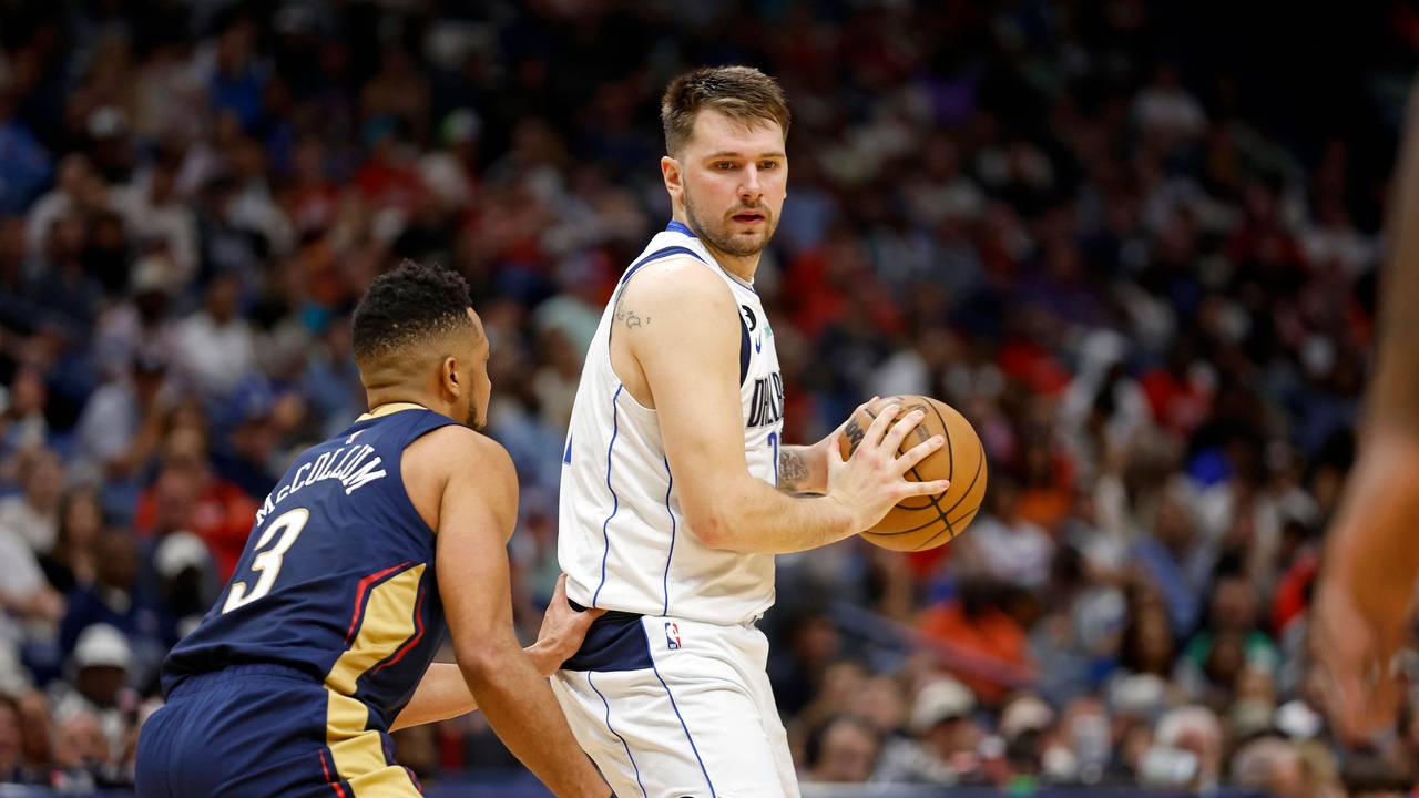 Dallas Mavericks-Guard Luka Doncic (77) wird von New Orleans Pelicans-Guard CJ McCollum (3) verteidigt.