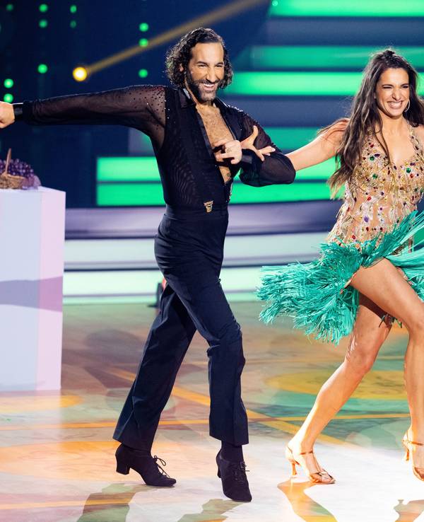 Sally Özcan, Youtuberin und Influencerin, und Massimo Sinato, Profitänzer, tanzen in der RTL-Tanzshow "Let's Dance" im Coloneum in Köln.