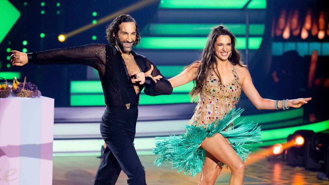 Sally Özcan, Youtuberin und Influencerin, und Massimo Sinato, Profitänzer, tanzen in der RTL-Tanzshow "Let's Dance" im Coloneum in Köln.