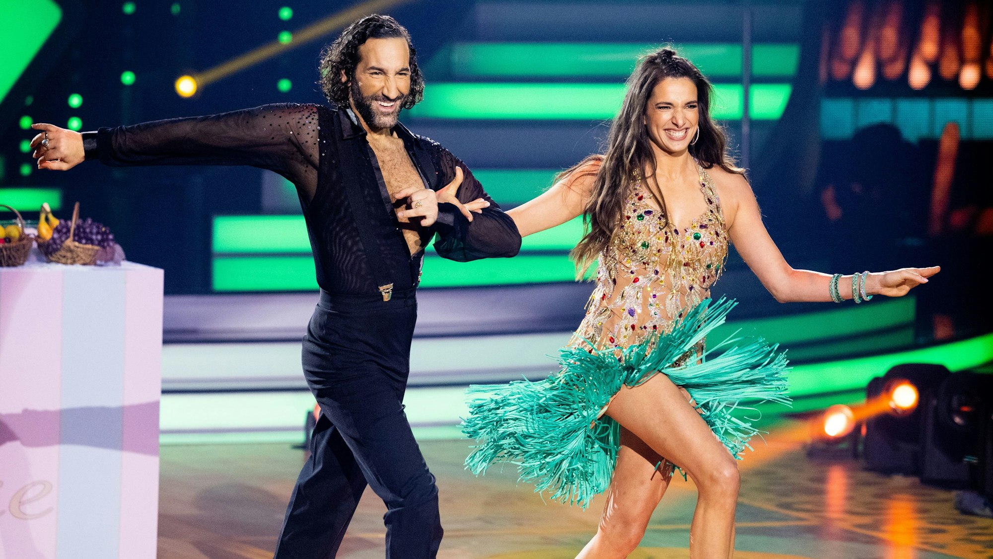 Sally Özcan, Youtuberin und Influencerin, und Massimo Sinato, Profitänzer, tanzen in der RTL-Tanzshow "Let's Dance" im Coloneum in Köln.