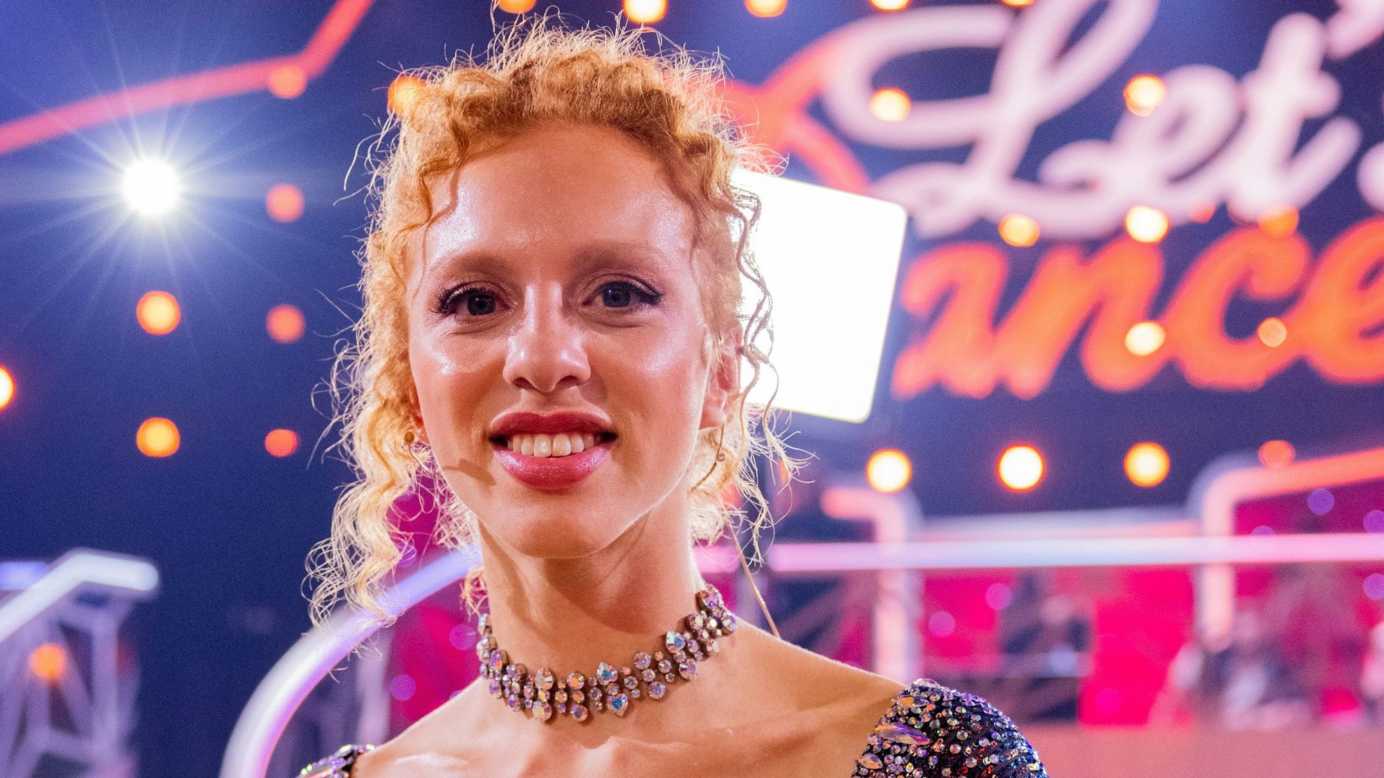 Anna Ermakova, Model, steht nach der RTL-Tanzshow "Let's Dance" im Coloneum in Köln auf dem Parkett.