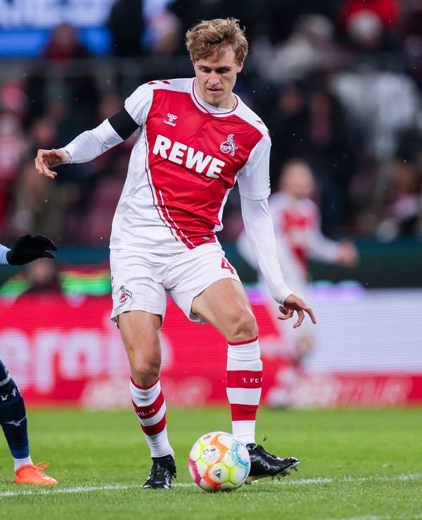 Timo Hübers verteidigt gegen den VfL Bochum um Christopher Antwi-Adjei.