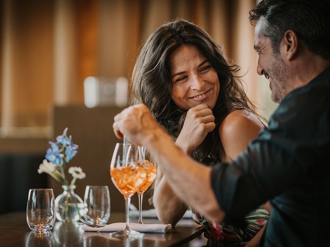 Glückliche Frau und Mann in einer Bar mit Getränk