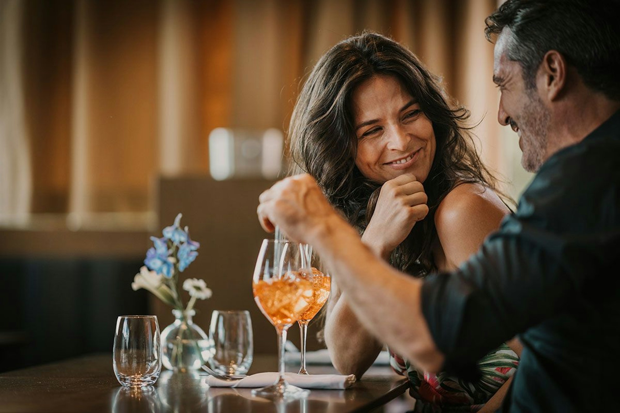 Glückliche Frau und Mann in einer Bar mit Getränk