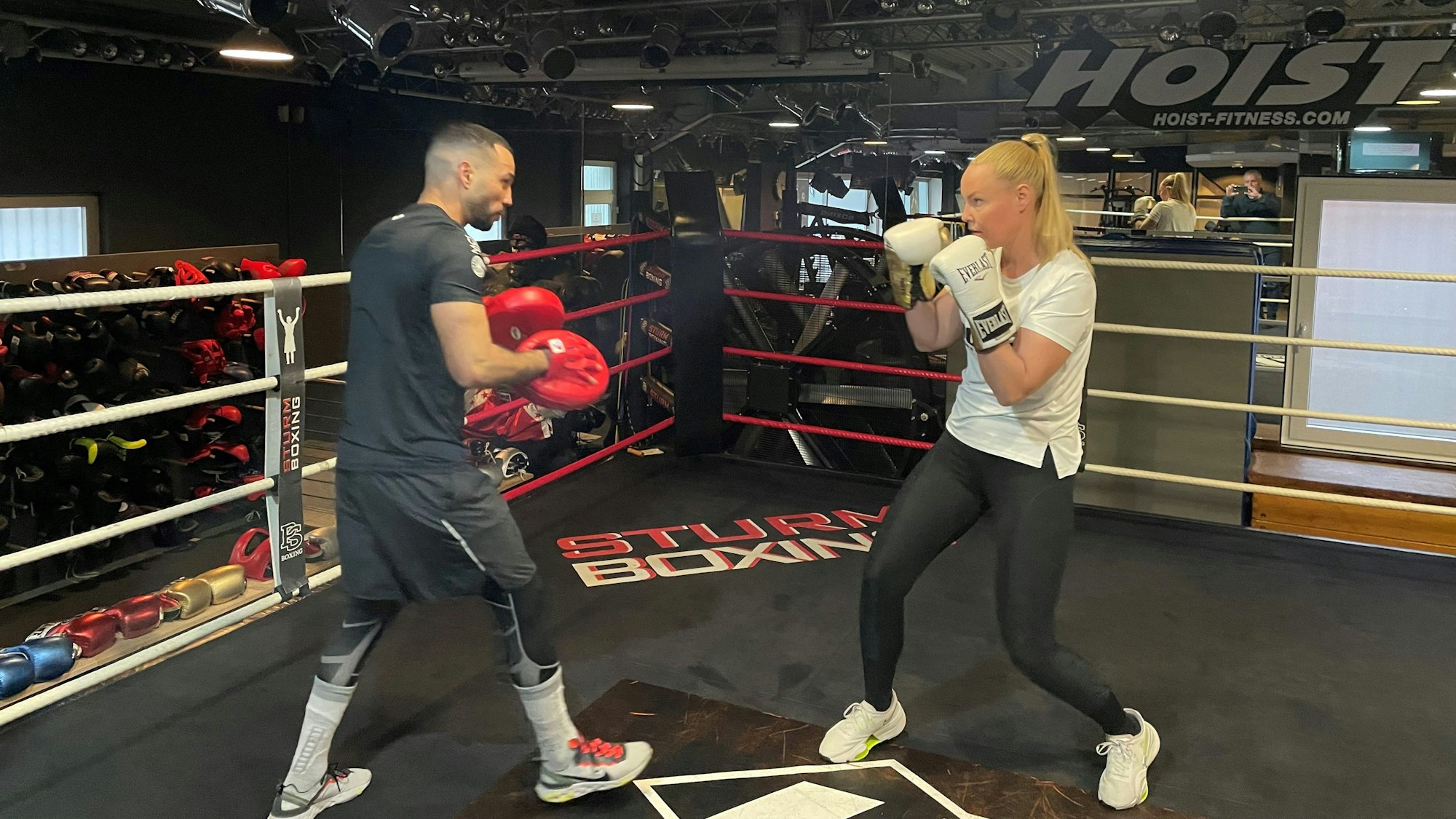 Hanna Hansen beim Boxtraining mit Maurice Weber.