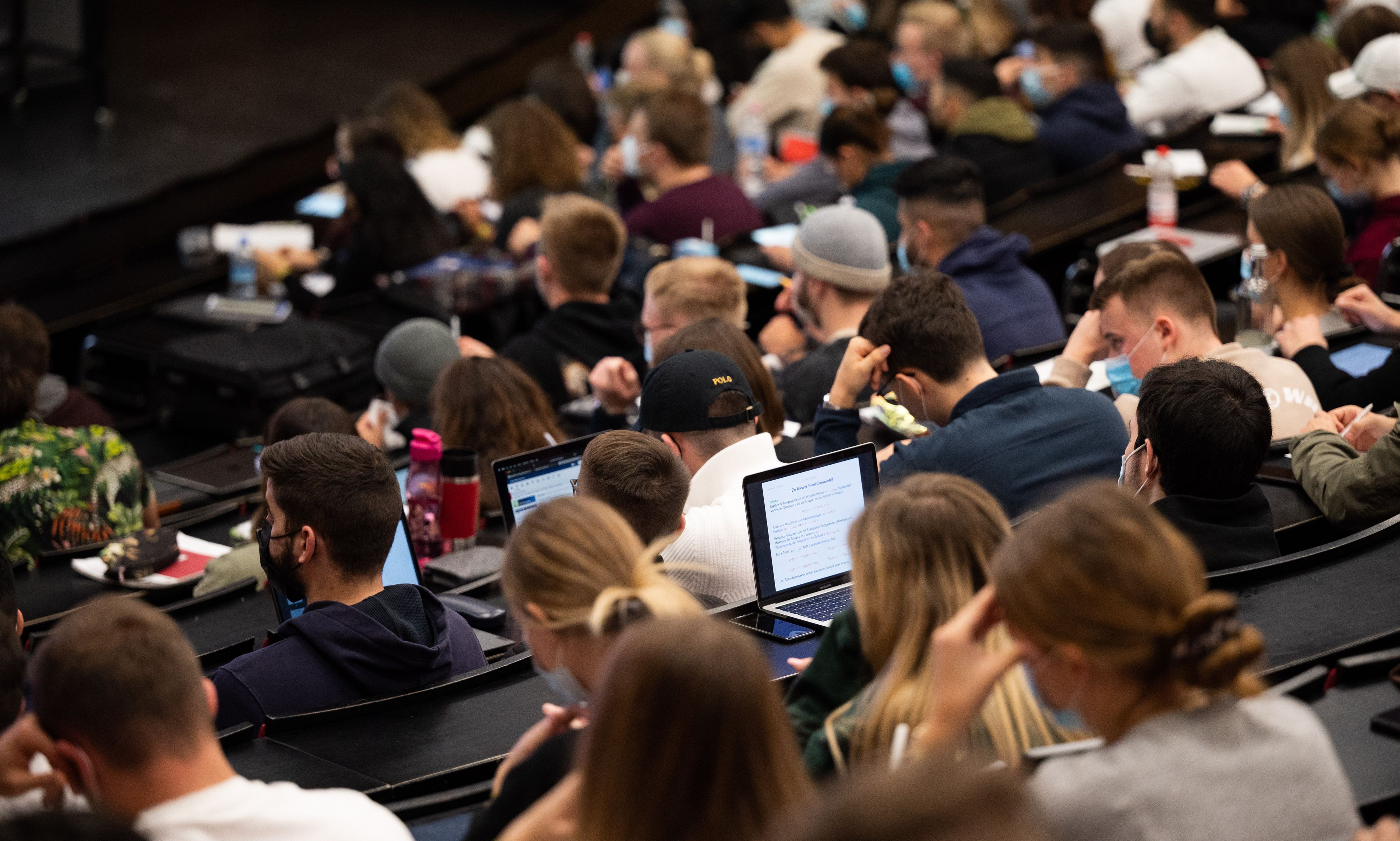 Studenten sitzen in der Vorlesung Mathematik für die Erstsemester des Bachelors Wirtschaftswissenschaften im Audimax der Universität Hannover.