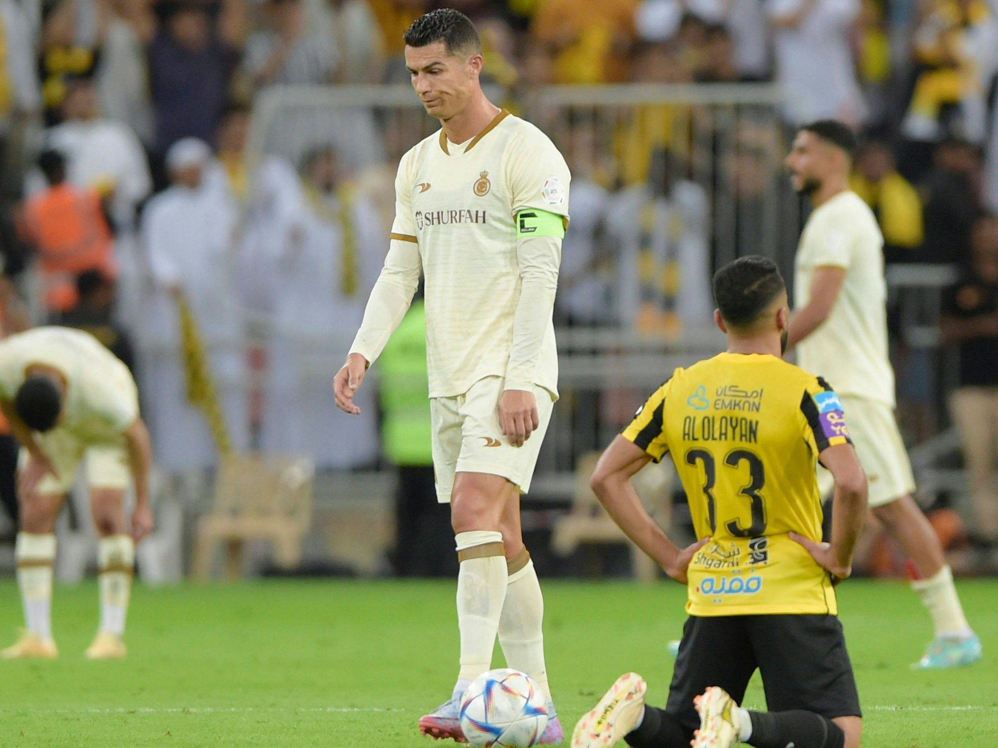 Cristiano Ronaldo steht enttäuscht auf dem Platz.
