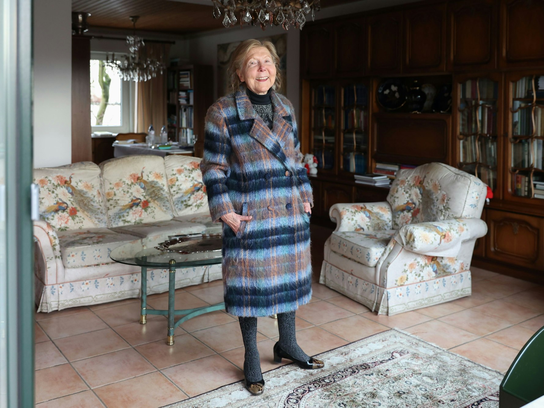 Renate Springer (83) trägt den Mantel, mit dem sie zum Instagram-Star geworden ist.