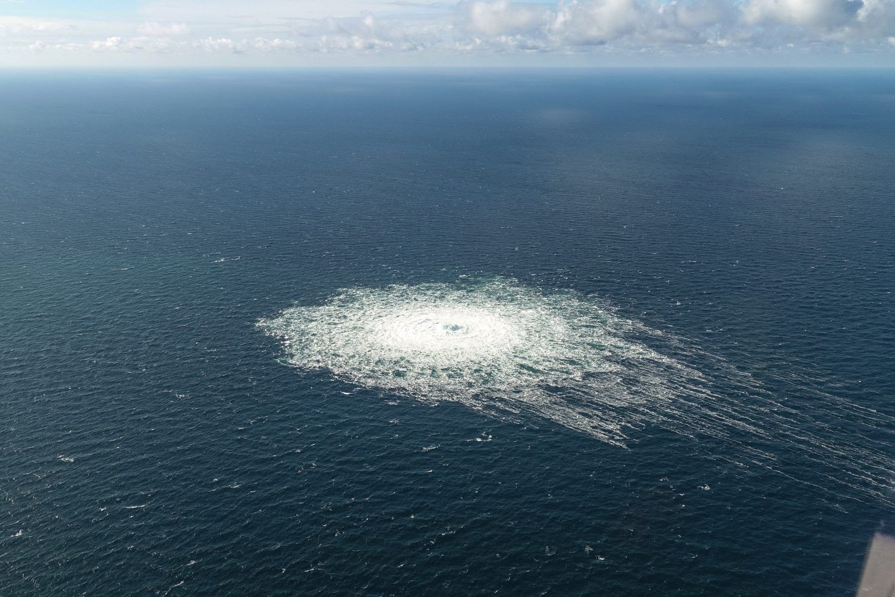 Das vom dänischen Verteidigungskommando zur Verfügung gestellte Foto zeigt das Nord Stream 2-Gasleck in der Nähe von Bornholm aus der Luft.