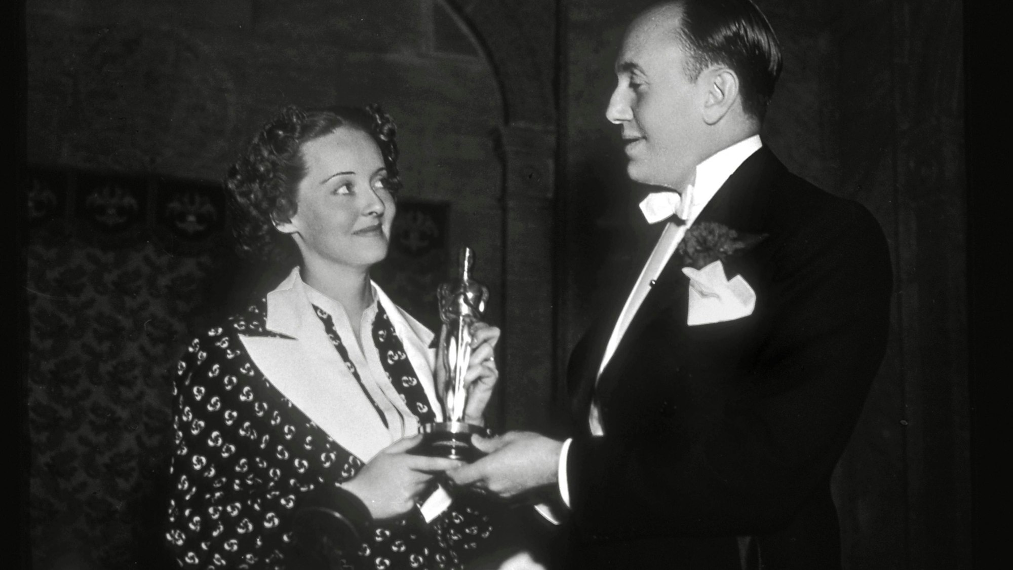 Bette Davis gewann in ihrer langen Karriere zwei Oscars. Auf dem Bild erhält sie im Jahr 1936 den Preis für den in Deutschland nicht erschienenen Film „Dangerous“ aus den Händen von Jack Warner.