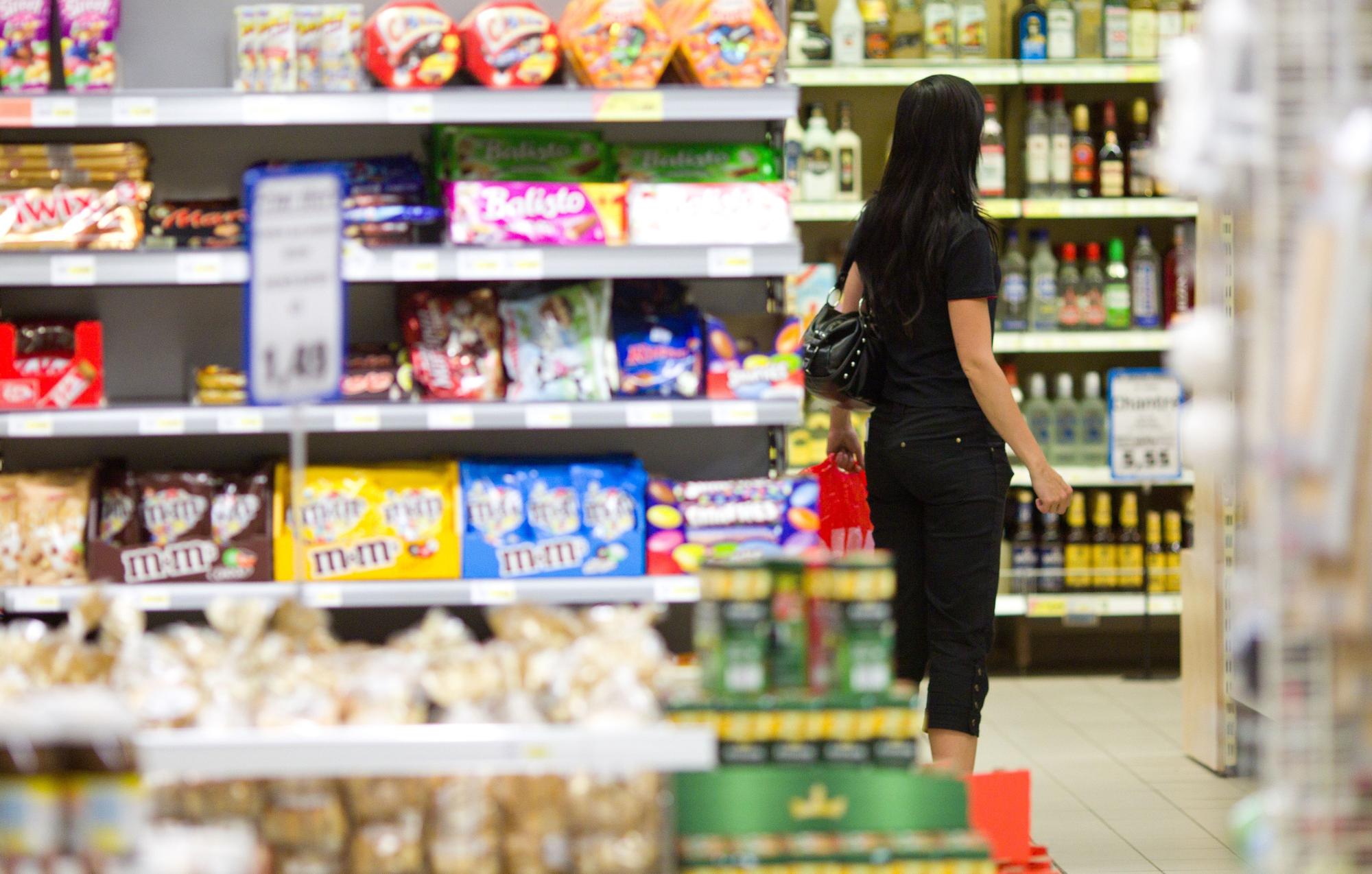 Eine Kundin in einem Supermarkt in Magdeburg, aufgenommen am 14.06.2011.