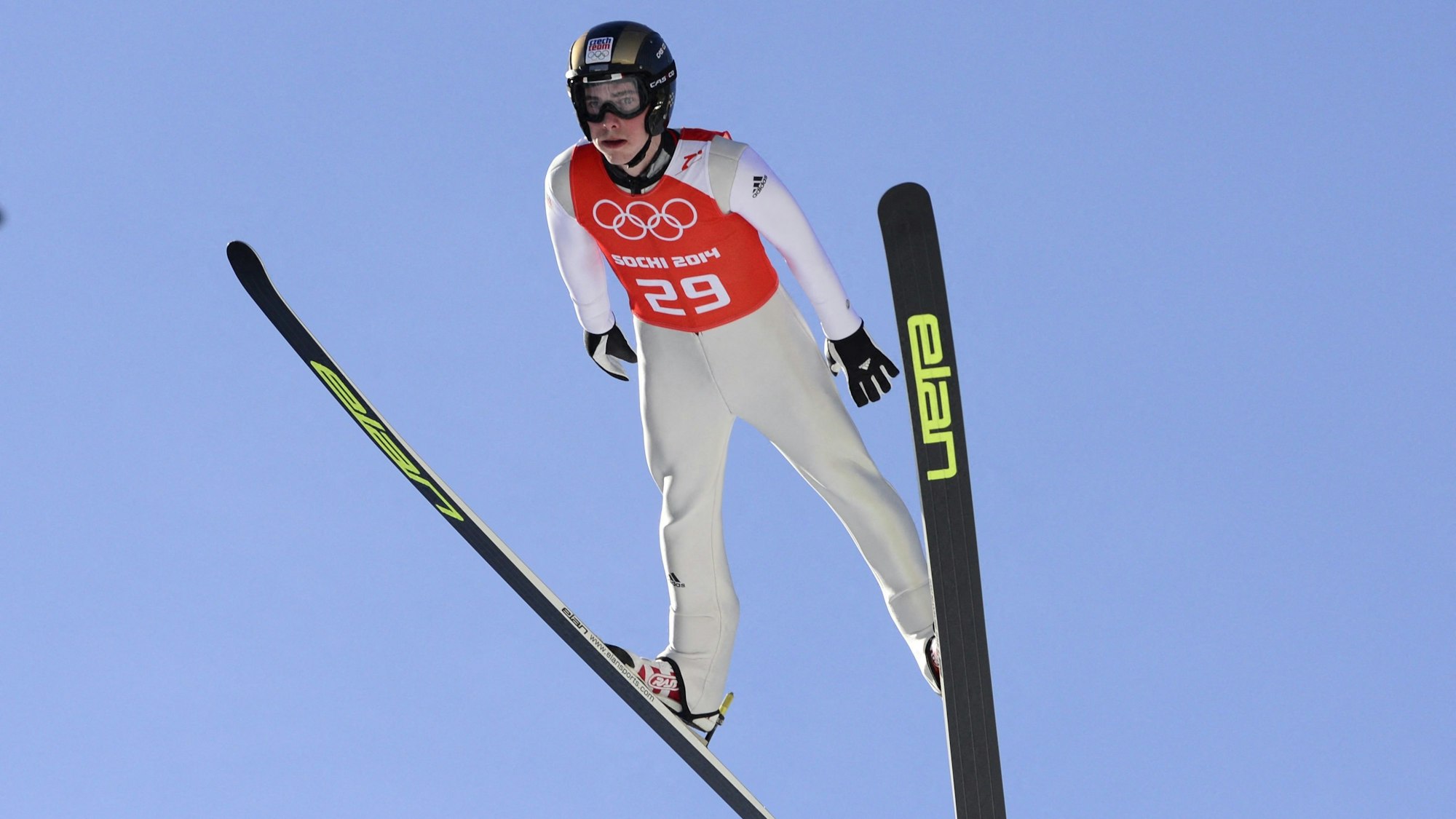 Skispringer Antonin Hajek bei der Olympia-Qualifikation in Sotschi in der Luft.