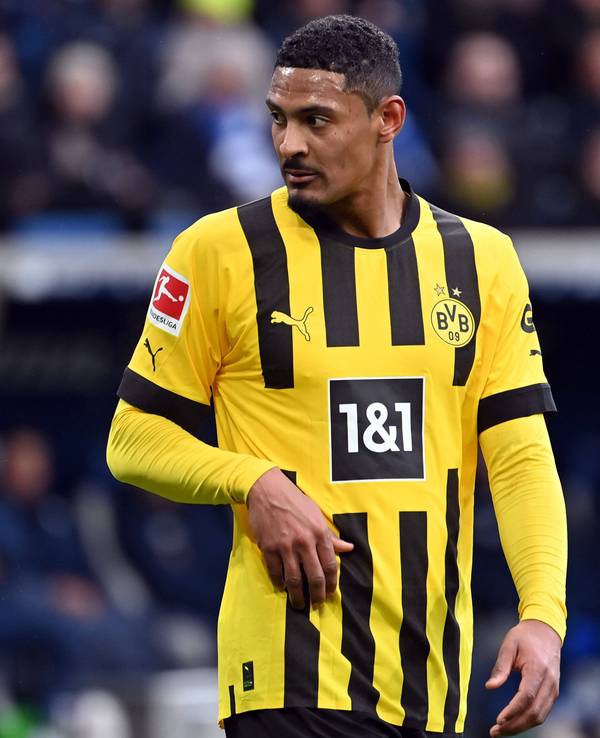 Sebastien Haller auf dem Spielfeld im BVB-Trikot.