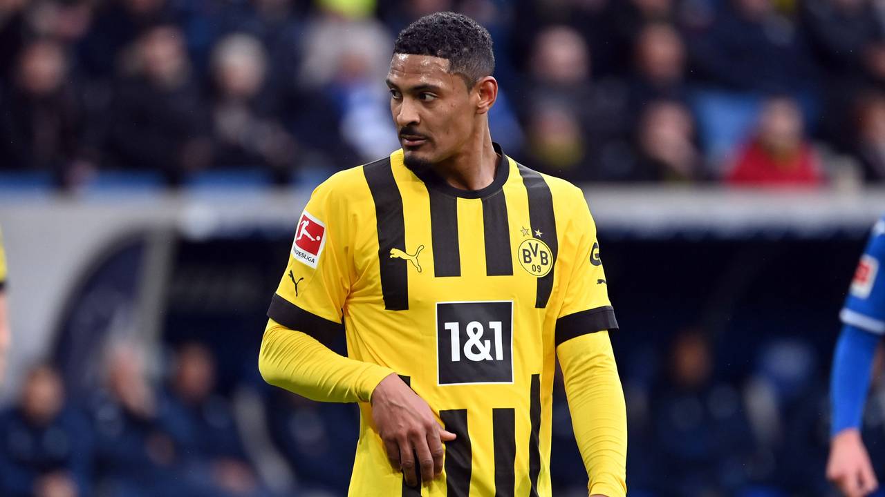 Sebastien Haller auf dem Spielfeld im BVB-Trikot.