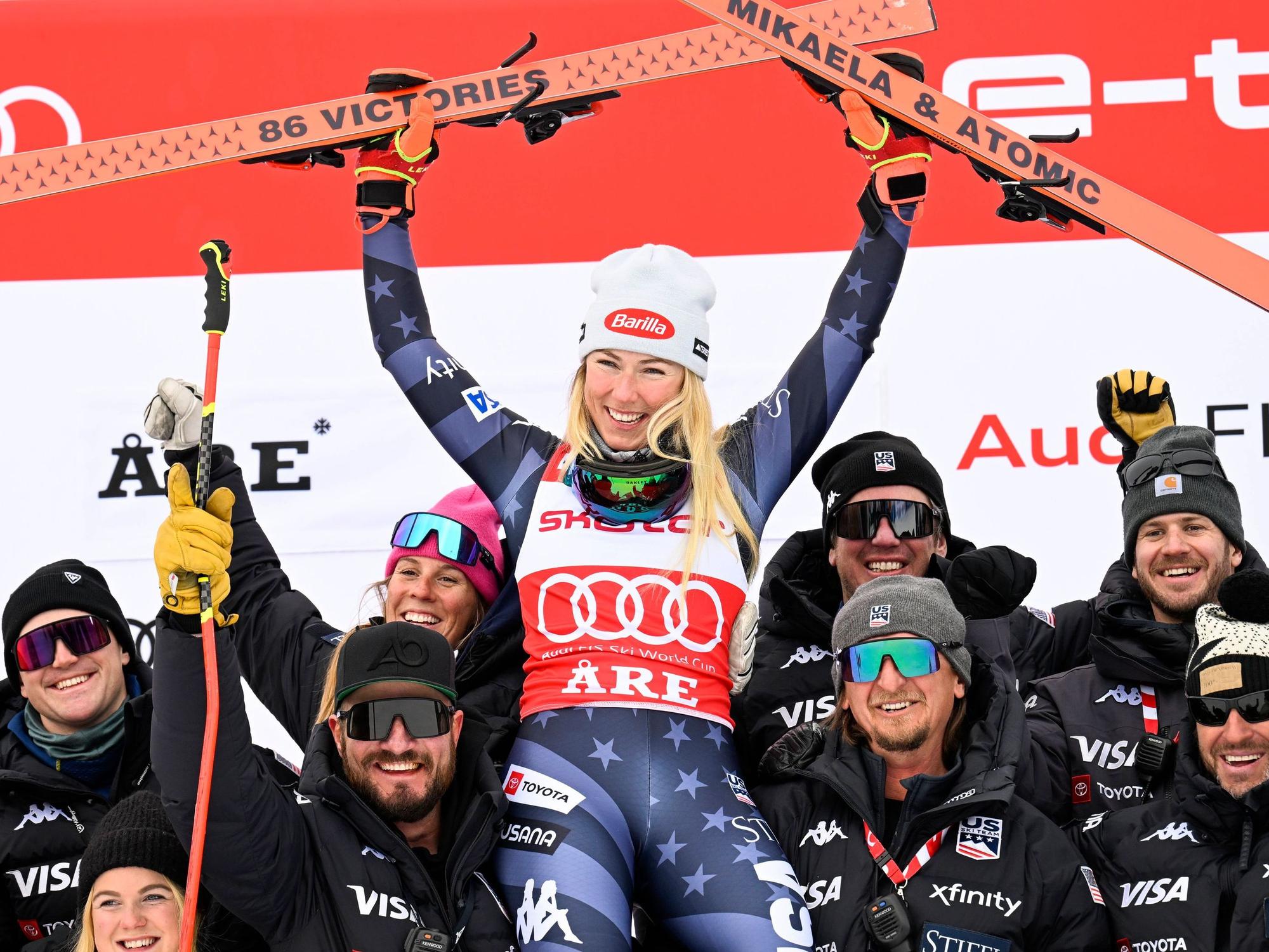 Mikaela Shiffrin jubelt und hält ihre Skier in die Höhe.