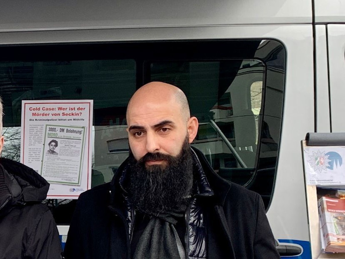 Basri Caglar hält einen EXPRESS-Artikel vom 18. Oktober 1991 in die Kamera, in dem über den Mord an seiner Schwester berichtet wurde.