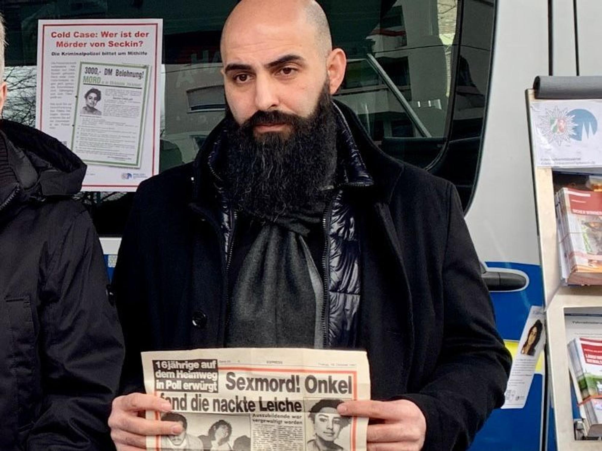 Basri Caglar hält einen EXPRESS-Artikel vom 18. Oktober 1991 in die Kamera, in dem über den Mord an seiner Schwester berichtet wurde.