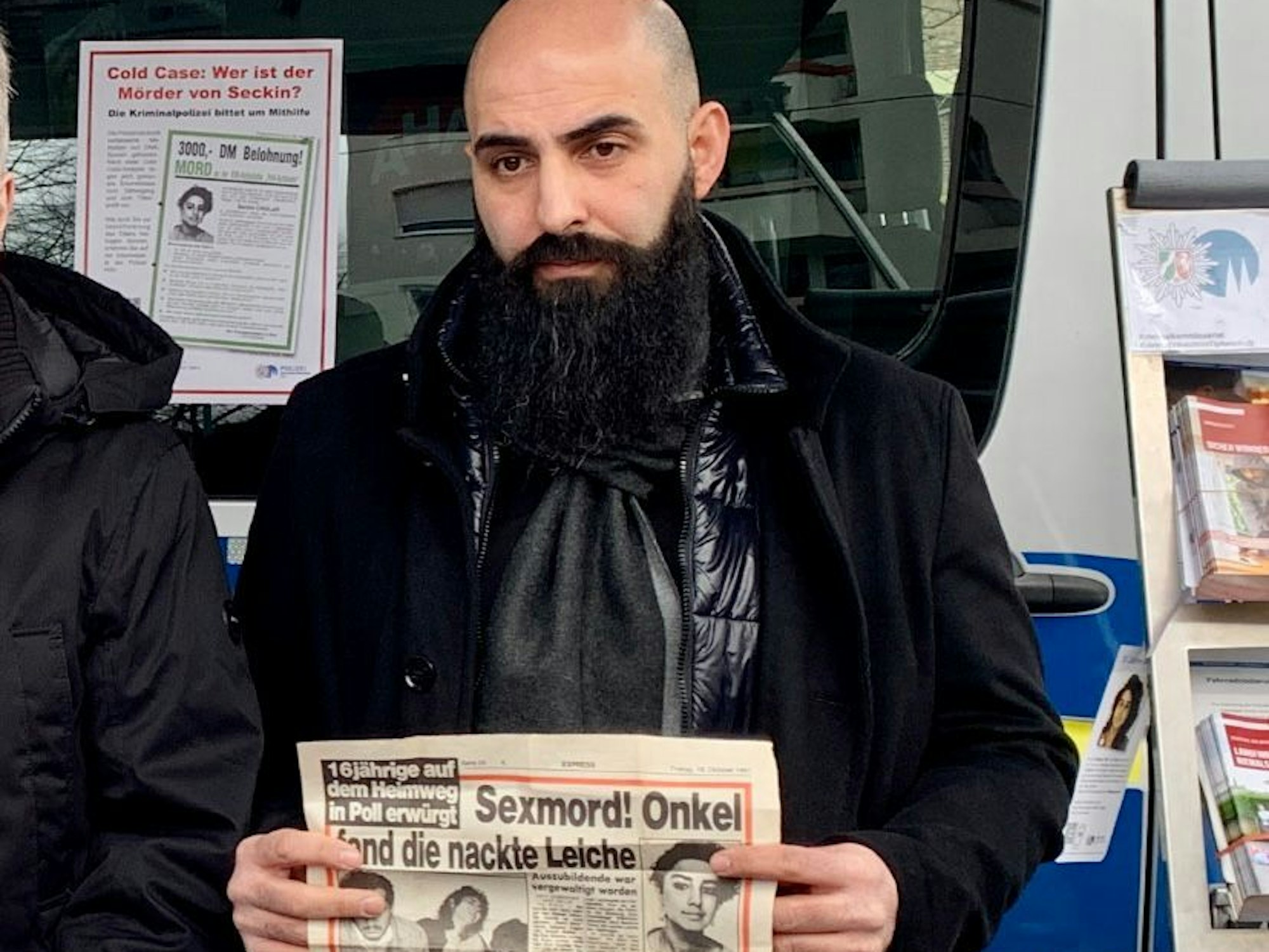 Basri Caglar hält einen EXPRESS-Artikel vom 18. Oktober 1991 in die Kamera, in dem über den Mord an seiner Schwester berichtet wurde.