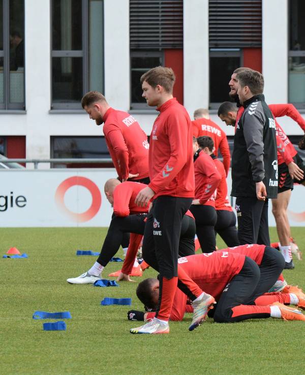 Die Profis des 1. FC Köln wärmen sich für das Spiel gegen den VfL Bochum auf.