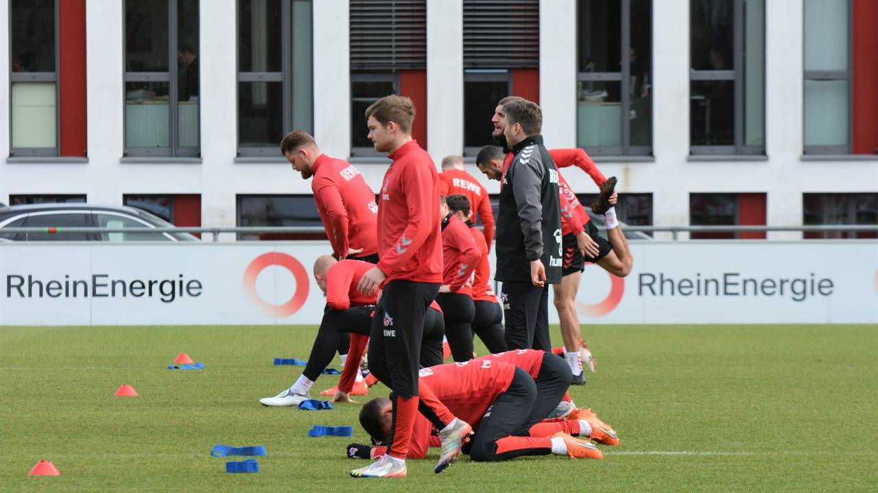 Die Profis des 1. FC Köln wärmen sich für das Spiel gegen den VfL Bochum auf.