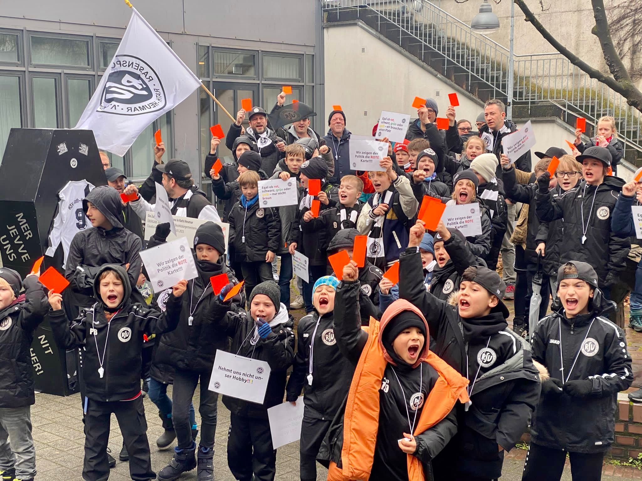 Protest des RSV Rath-Heumar vor dem Bürgeramt in Kalk.