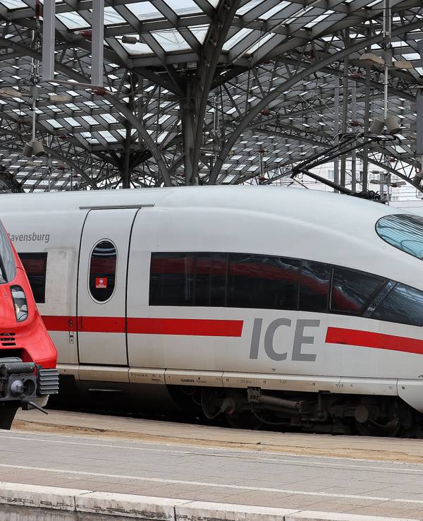 Ein ICE steht am 1. April 2022 im Kölner Hauptbahnhof.