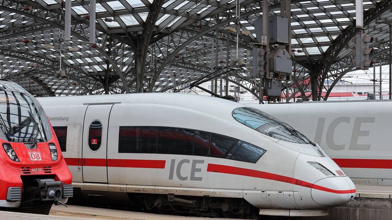 Ein ICE steht am 1. April 2022 im Kölner Hauptbahnhof.