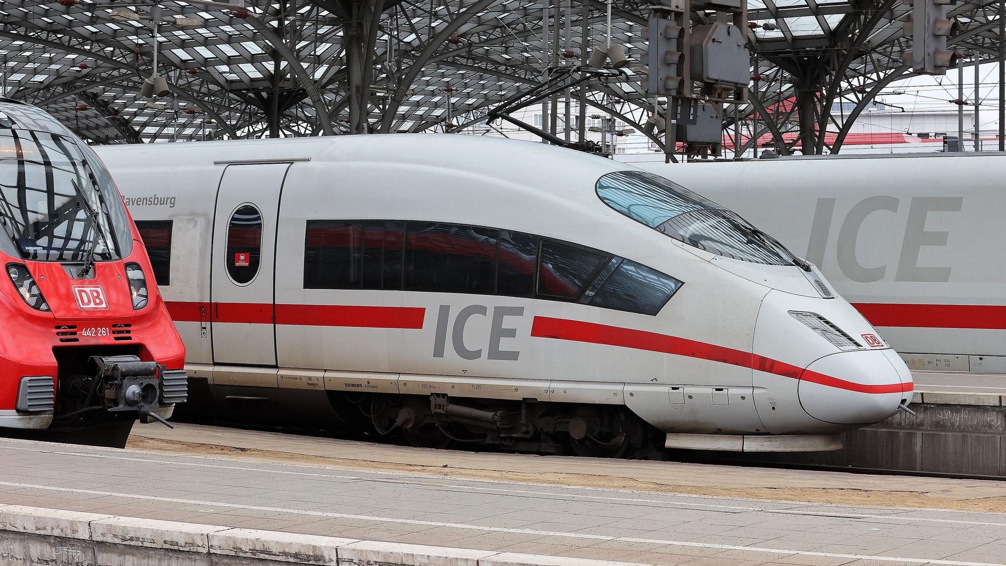 Ein ICE steht am 1. April 2022 im Kölner Hauptbahnhof.