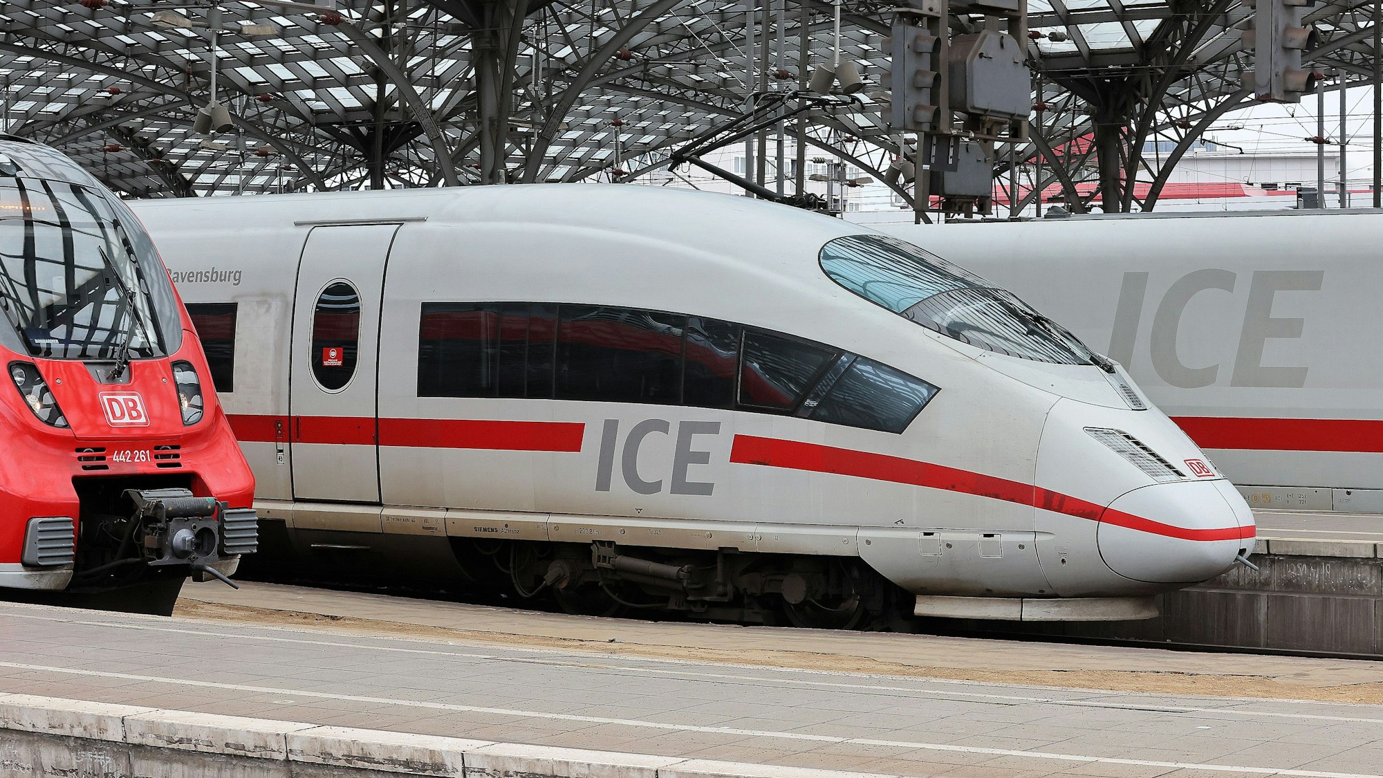 Ein ICE steht am 1. April 2022 im Kölner Hauptbahnhof.
