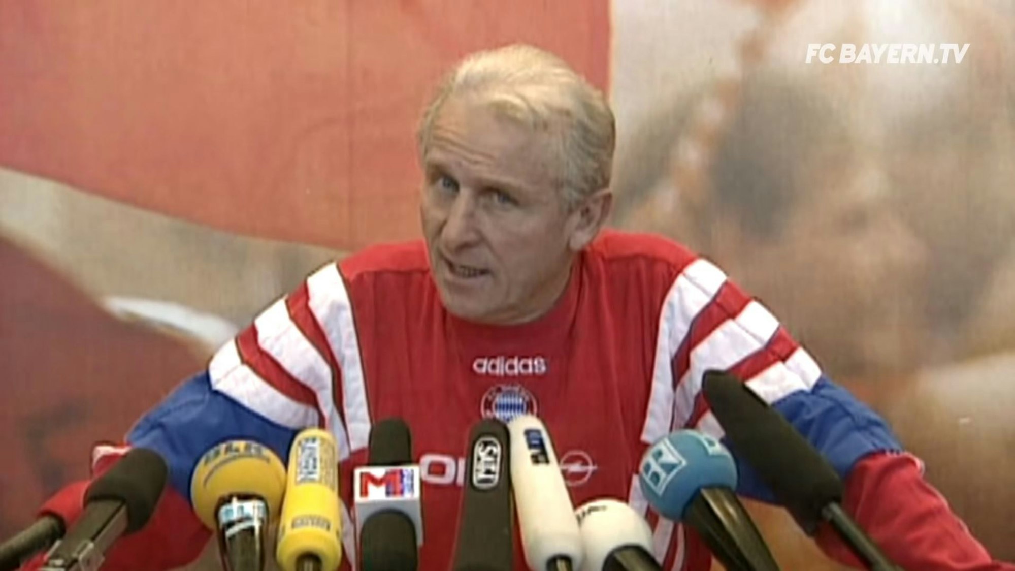 Giovanni Trapattoni sitzt bei seiner unvergessenen Wut-PK beim FC Bayern am Rednerpult.