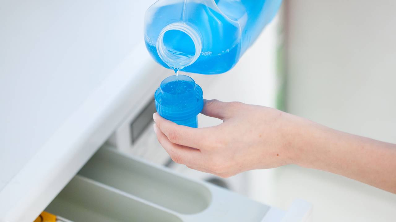 Stiftung Warentest hat 20 Waschmittel unter die Lupe genommen. Unser Symbolbild zeigt Flüssigwaschmittel, das in eine Waschmaschine gefüllt wird.
