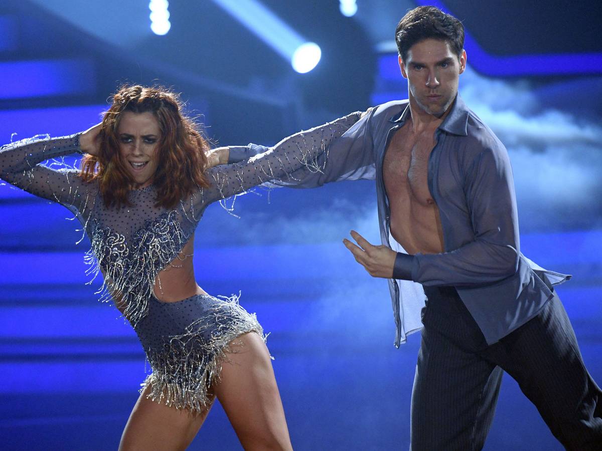 Die Sängerin Vanessa Mai und Tänzer Christian Polanc tanzen am 9. Juni 2017 in Köln (Nordrhein-Westfalen) beim Finale der RTL-Tanzshow „Let's Dance“.
