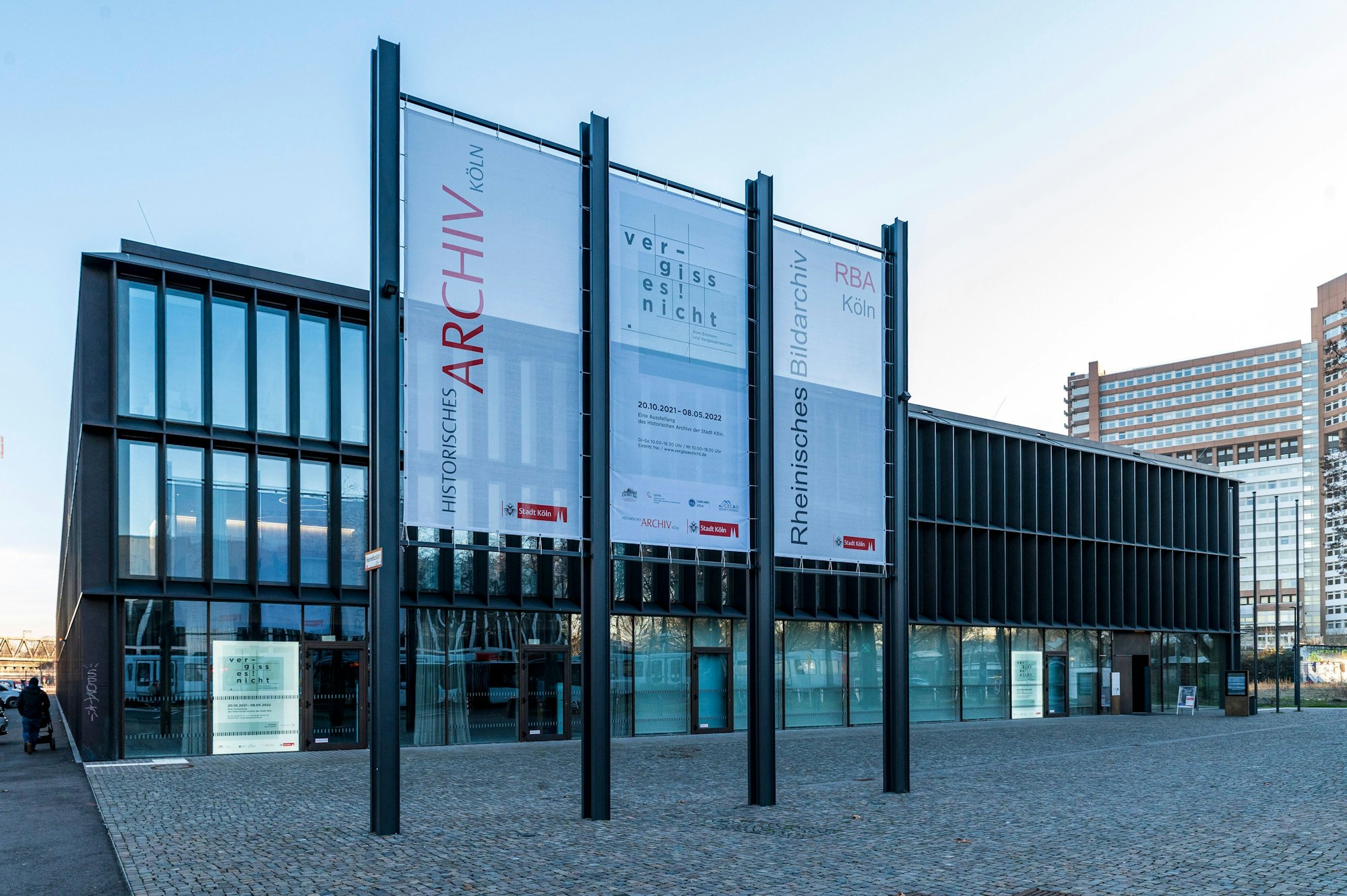Blick auf den Haupteingang des Historischen Archivs am Eifelwall in Köln.