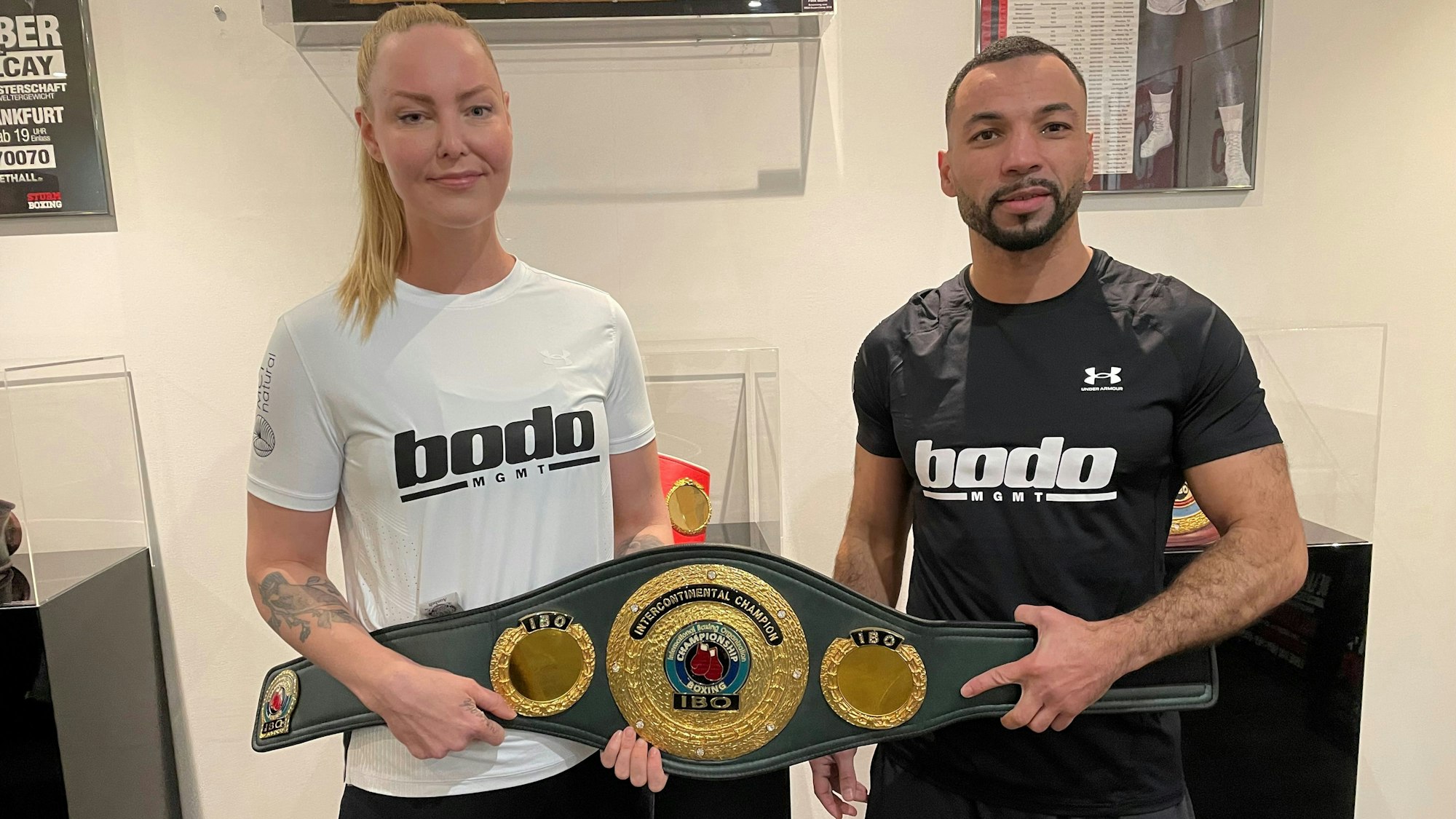 Die Boxerin Hanna Hansen und ihr Trainer Maurice „Mo“ Weber mit Gürtel.