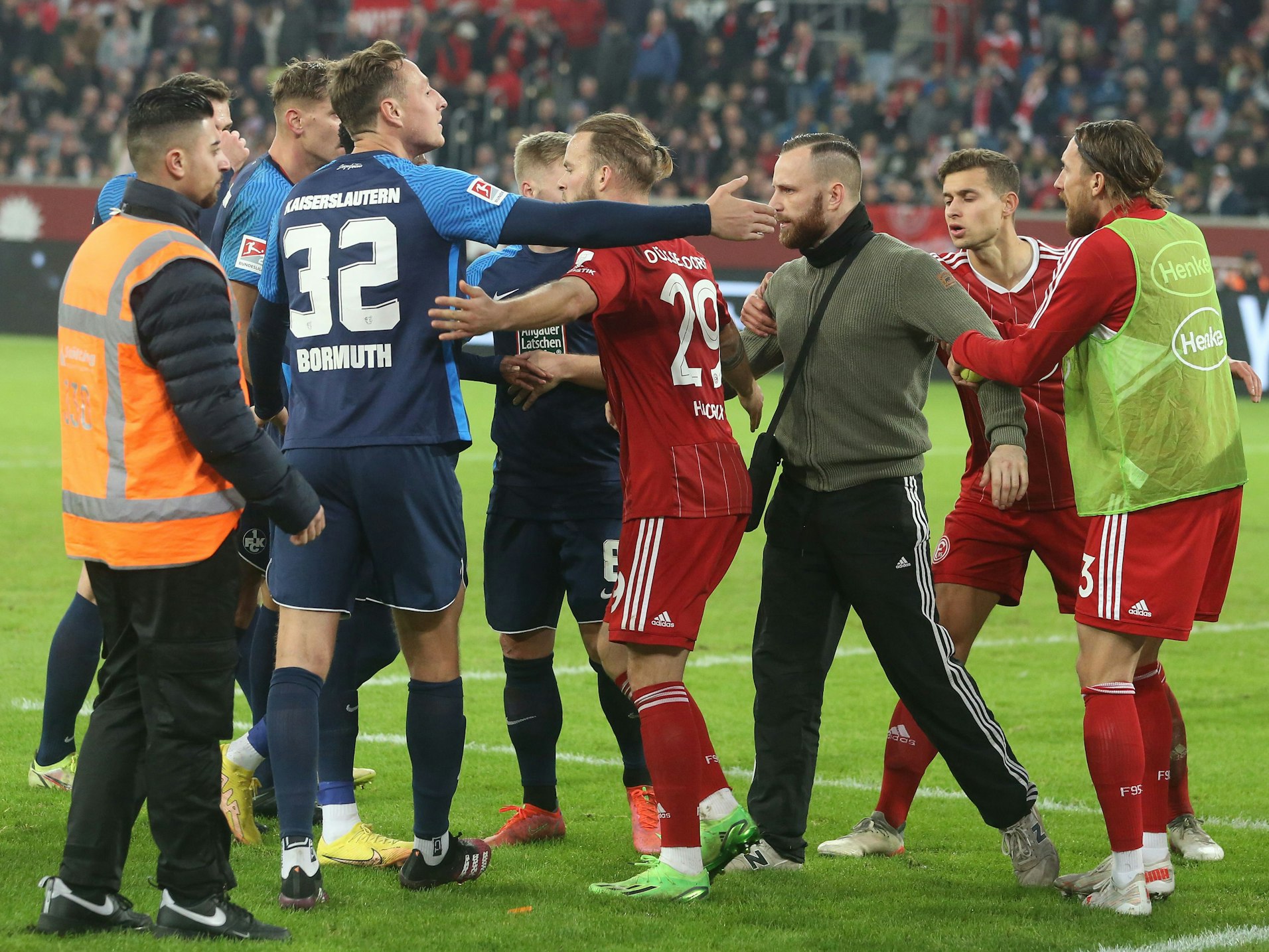 Nach dem 2:1 für Kaiserslautern durch Philipp Klement und dem anschließenden Jubel vor dem Fortuna-Block fühlen sich Fans von Fortuna Düsseldorf provoziert und laufen auf den Platz.