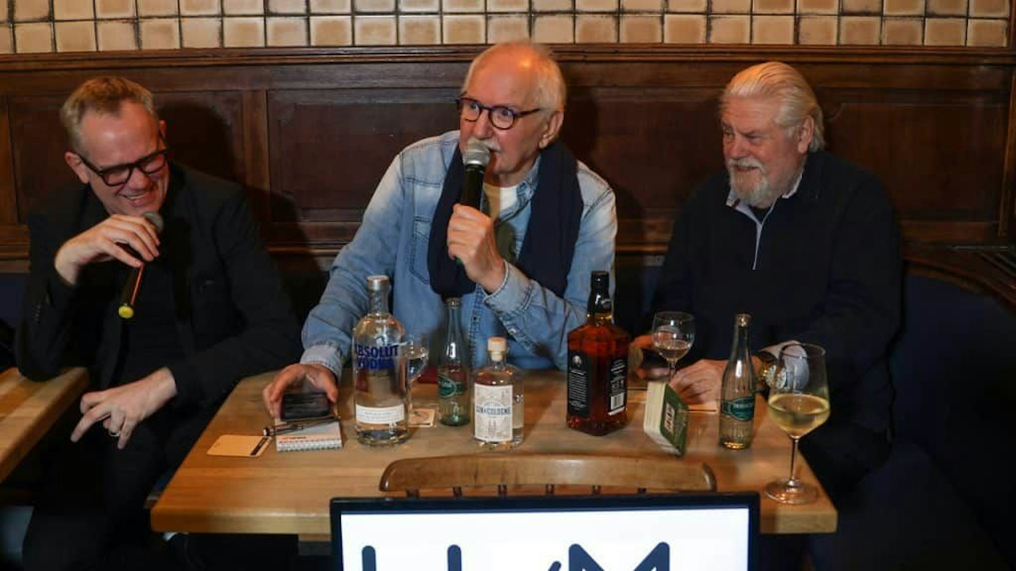 JP Weber, Jupp Menth und King Size Dick sitzen beim Talk zusammen.