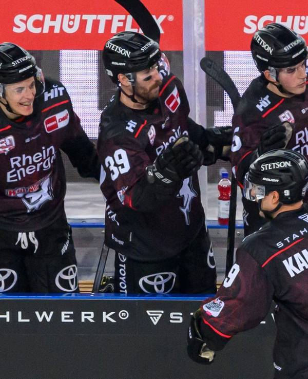 Eishockey: Kölner Haie gegen Adler Mannheim – KEC-Profi Maximilian Kammerer jubelt mit den Kollegen.
