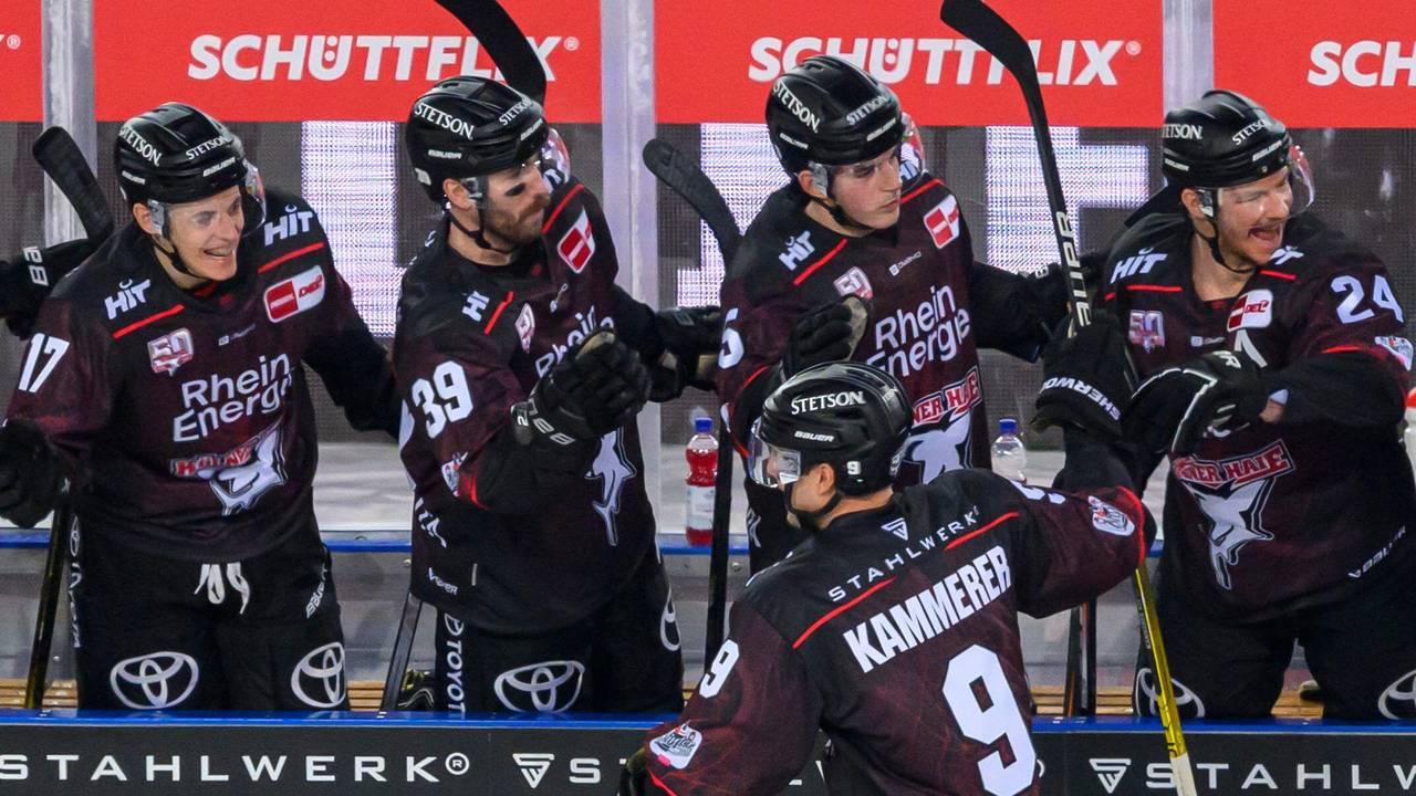 Eishockey: Kölner Haie gegen Adler Mannheim – KEC-Profi Maximilian Kammerer jubelt mit den Kollegen.
