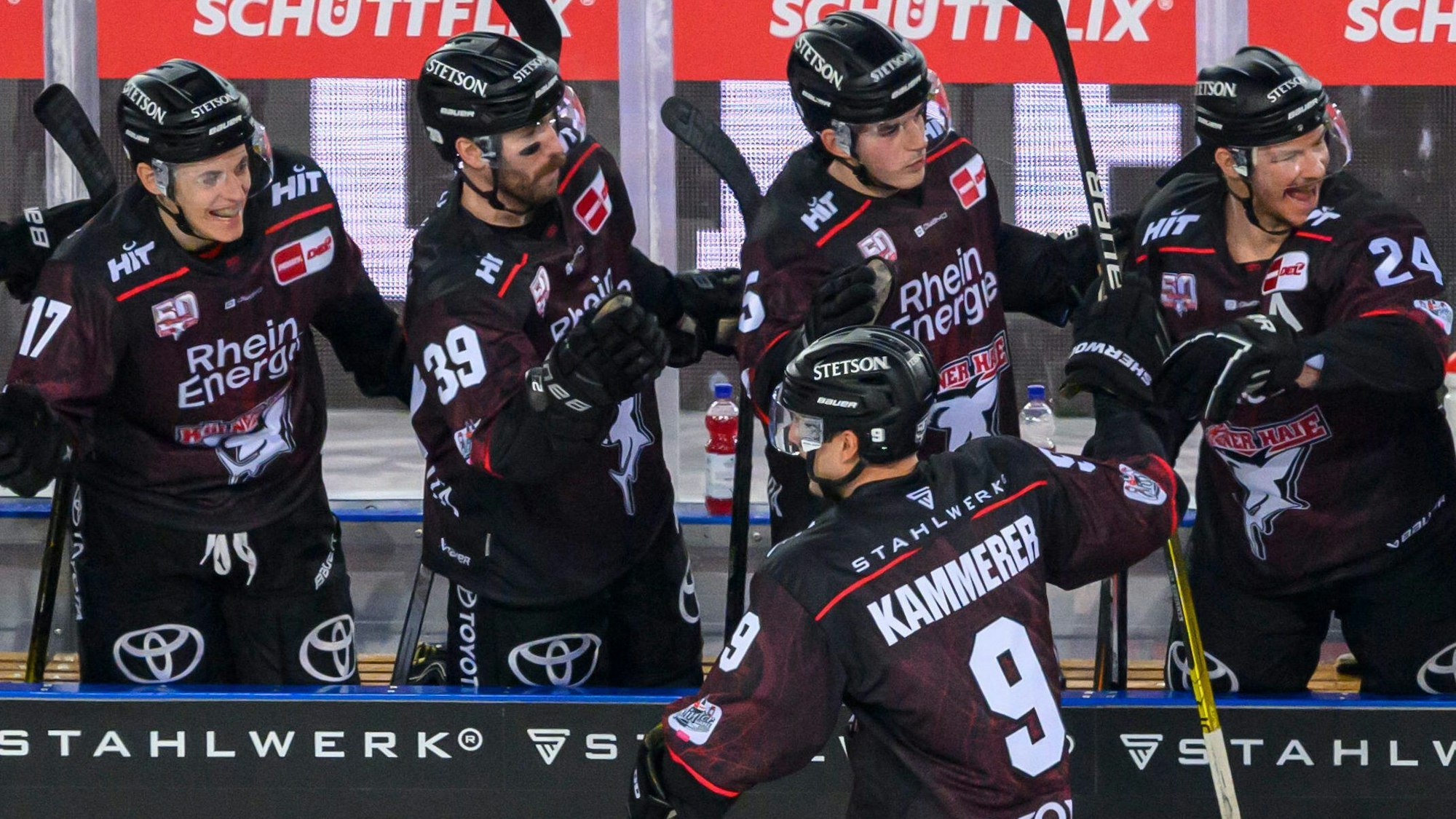 Eishockey: Kölner Haie gegen Adler Mannheim – KEC-Profi Maximilian Kammerer jubelt mit den Kollegen.
