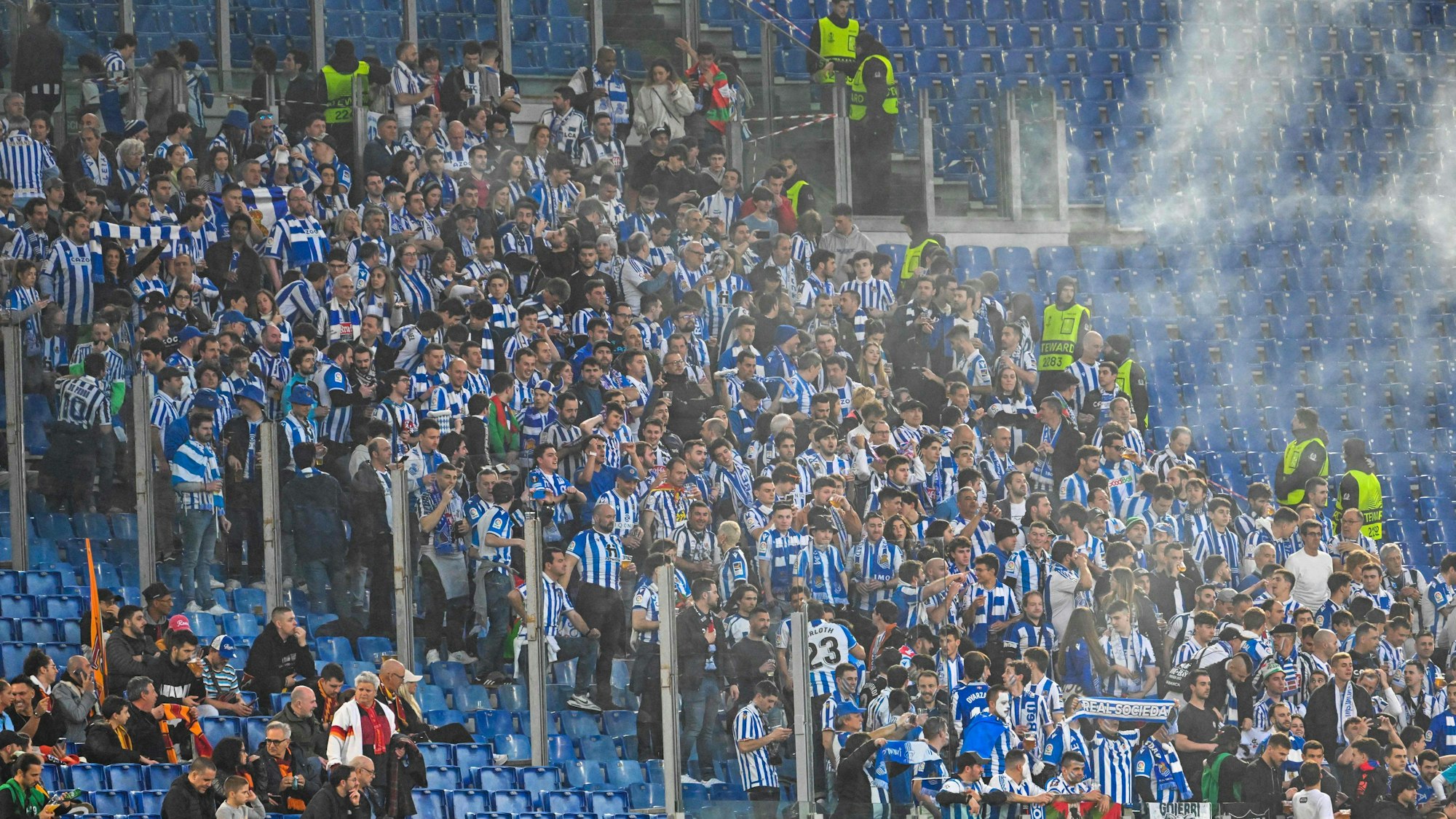 Blick in den Gästeblock von Real Sociedad San Sebastián im Spiel der Europa League bei AS Rom.